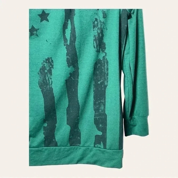 0358. UNBRANDED LONG SLEEVE DISTRESSED TOP WITH THE AMERICAN FLAG ON IT SIZE SM - Picture 7 of 10